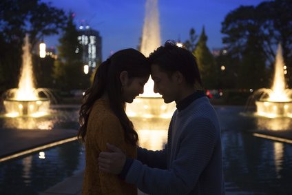 The couple have combined forehead and forehead at night in the park