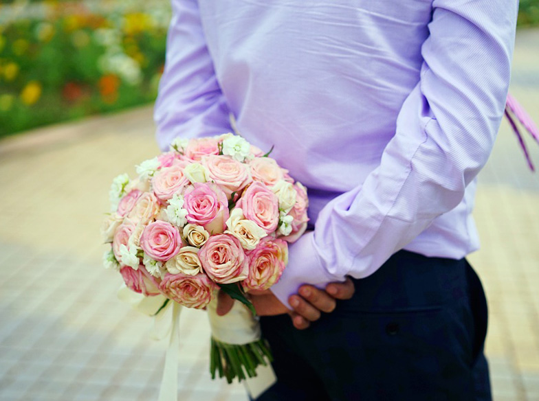 holding-flowers-1729424_960_720