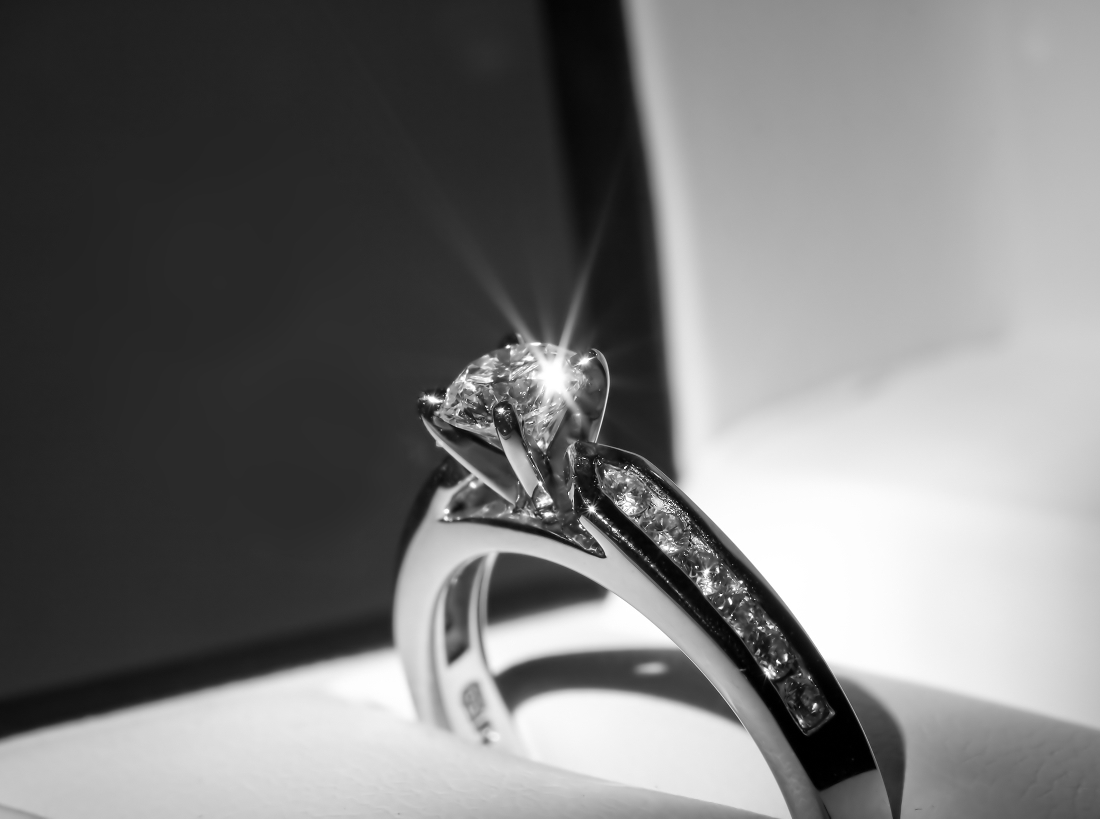 静岡市のカップルは婚約指輪選びで何を重視する？値段？ダイヤモンド？デザイン？