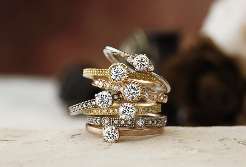 【静岡市】婚約指輪に華やかさをプラス！鮮やかなゴールドの婚約指輪