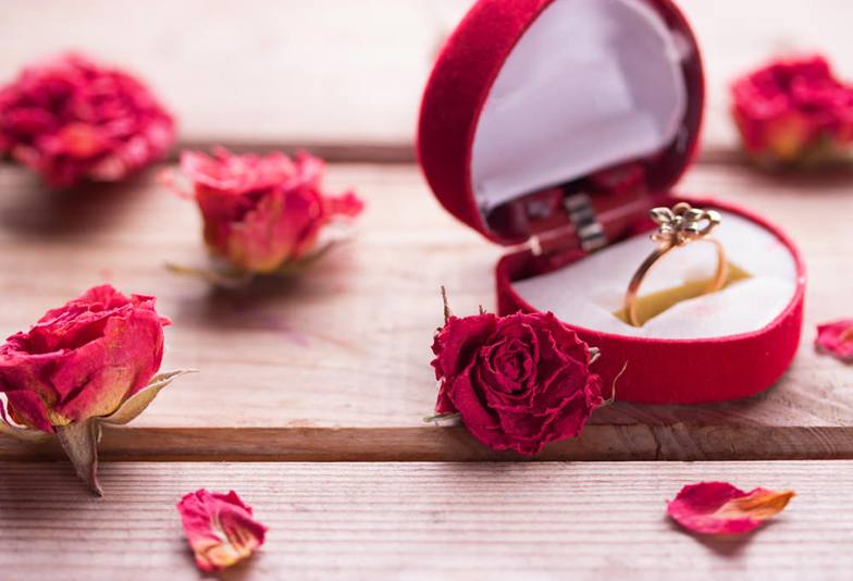 【浜松市】女性に人気！お花をモチーフにした可愛らしいデザインの婚約指輪をご紹介！