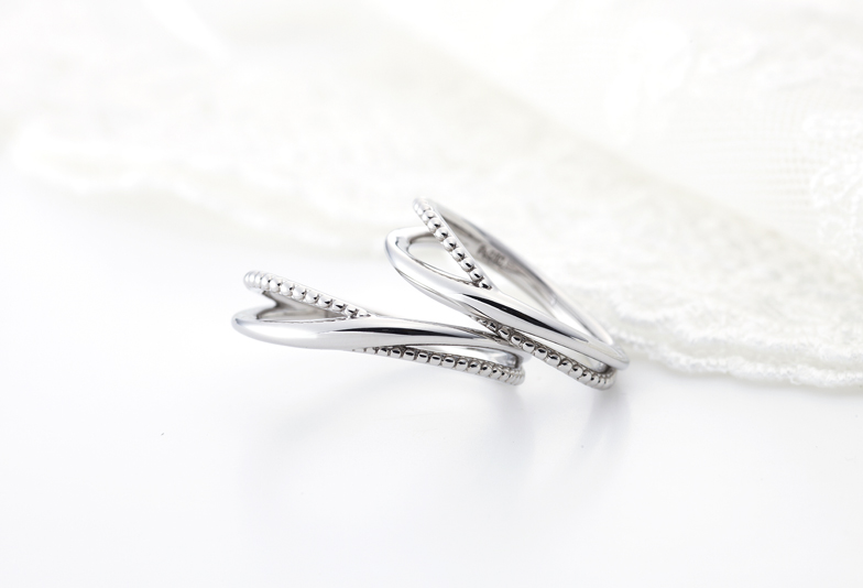2本のリングが重なったような結婚指輪