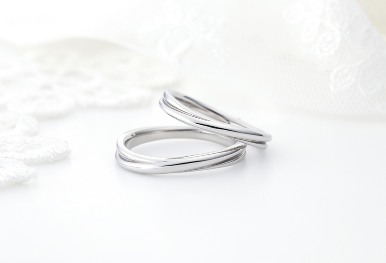 2本のリングが重なったような結婚指輪
