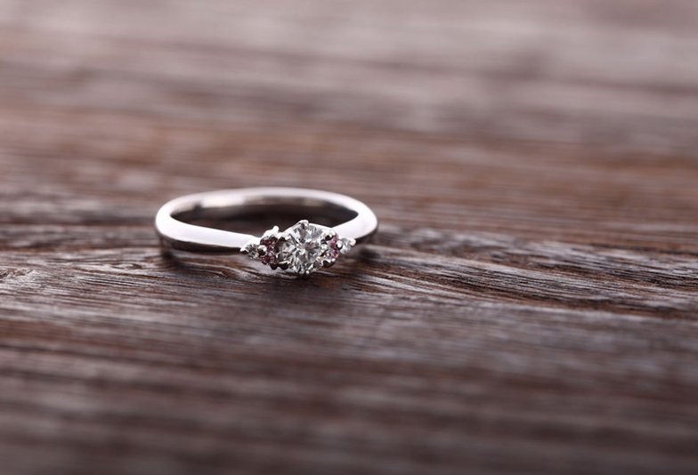 【浜松市】口コミを元に2019年婚約指輪の人気デザインランキング「ずっと身に着けられるからシンプルデザインが一番」
