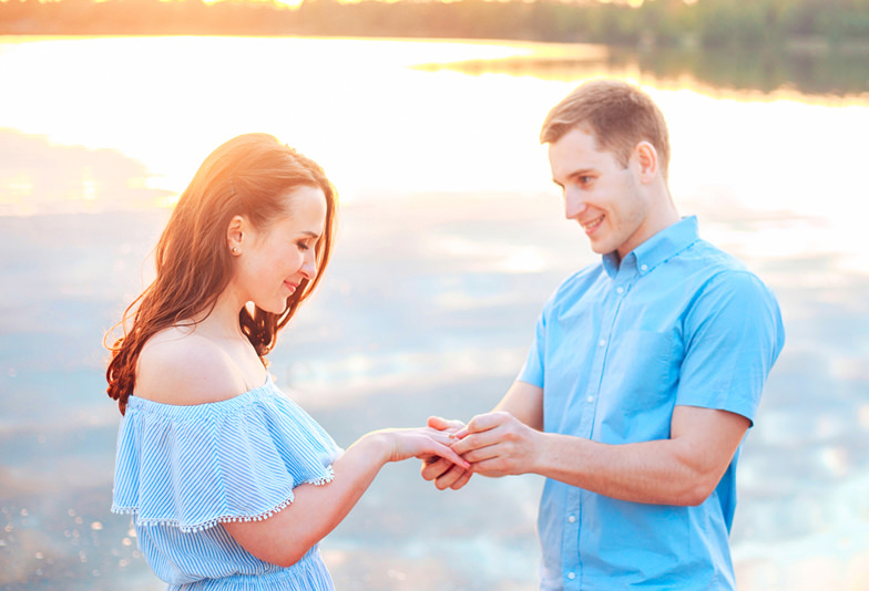 【静岡市】プロポーズの成功のカギは婚約指輪！　男性の7割が婚約指輪を贈るワケ