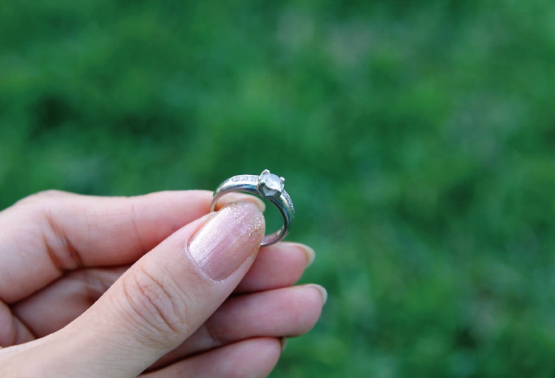 【金沢・野々市】婚約指輪検討中の男性必見！婚約指輪はひとりで選ぶ？彼女と選ぶ？