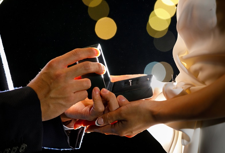【浜松市】クリスマスプロポーズをお考えの方必見！すぐに用意できる婚約指輪プロミスダイヤリングとは？