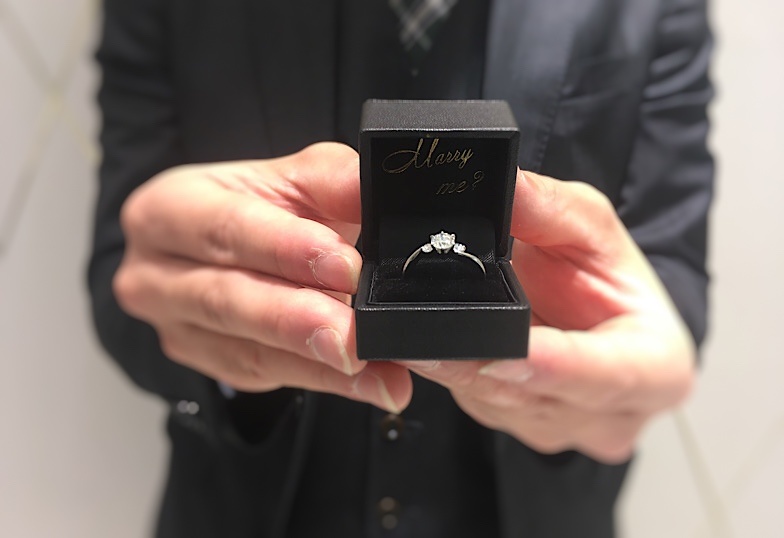 【福井市】男性必見、プロポーズするなら婚約指輪は用意するべき？先輩花嫁の意見を聞いてみた！