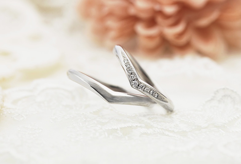 福井市で人気の指を綺麗に見せてくれるV字の結婚指輪