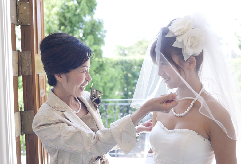 【日田市】結婚する娘へ母親が手伝う最後の身支度～真珠ネックレス～