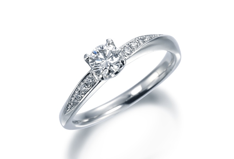 福井市で人気の指を綺麗に見せてくれるモニッケンダムの婚約指輪