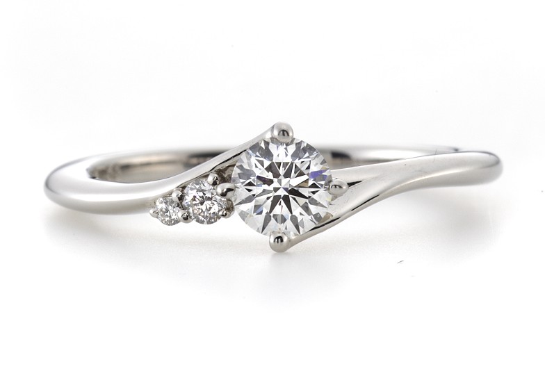 福井市で人気の婚約指輪、ラザールダイヤモンドの婚約指輪
