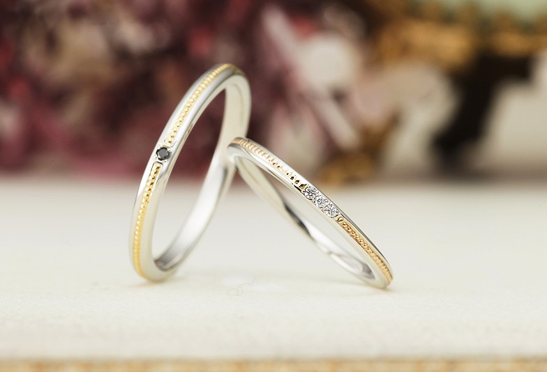 ゴールドのミル打ちがアクセントになるデザインの結婚指輪です。