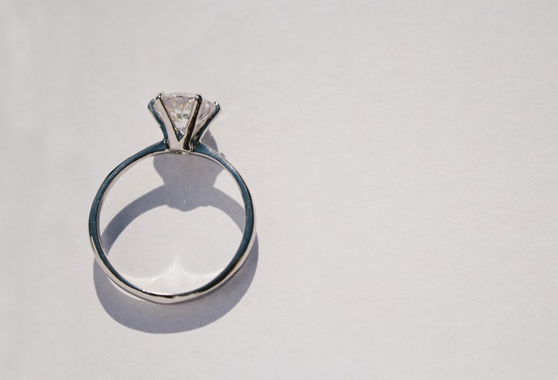福井市プロポーズに婚約指輪は必要？