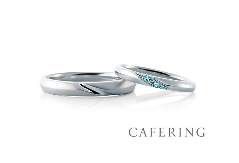 中央に流れるブルーダイヤが美しい結婚指輪