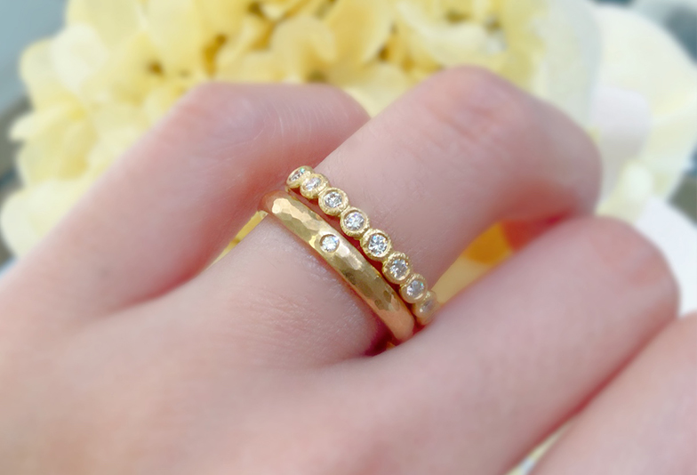 福井市で人気のユカホウジョウのゴールドの結婚指輪と婚約指輪