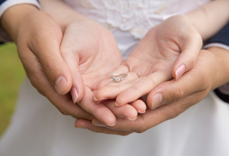 【浜松市】婚約指輪と結婚指輪の重ね着けに意味がある本当？重ねて着けるメリットとは