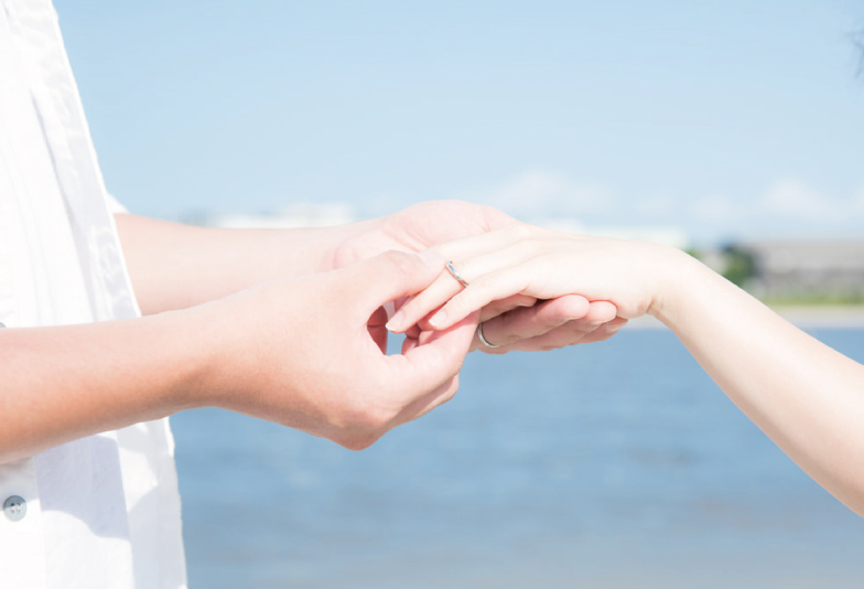 【沖縄県】サプライズで婚約指輪を贈る方必見！彼女の指のサイズを測る方法とは