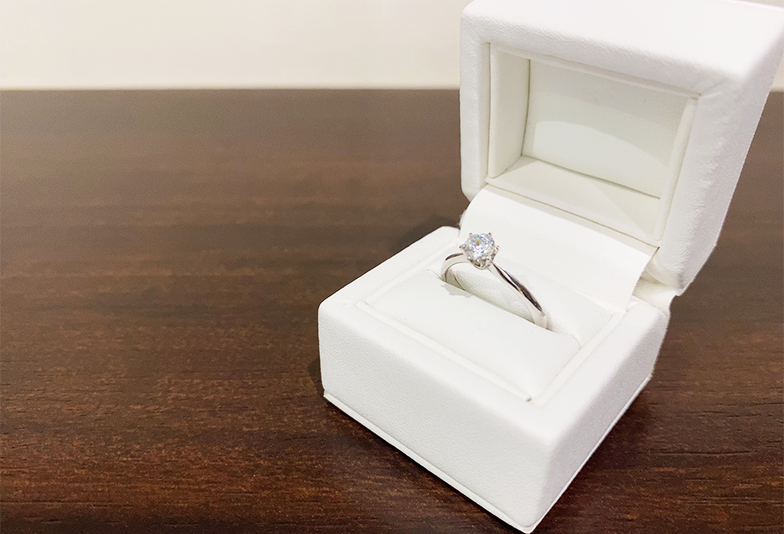 【静岡市】男性が婚約指輪選びで悩むことTOP3！プロポーズ成功のためのカギ