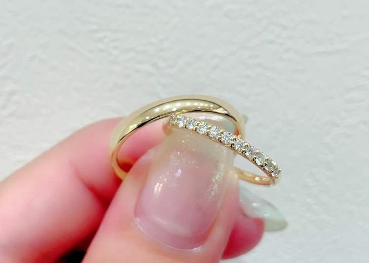 【静岡市】女性がゴールド好きな場合、男性の結婚指輪もゴールドにすべき？