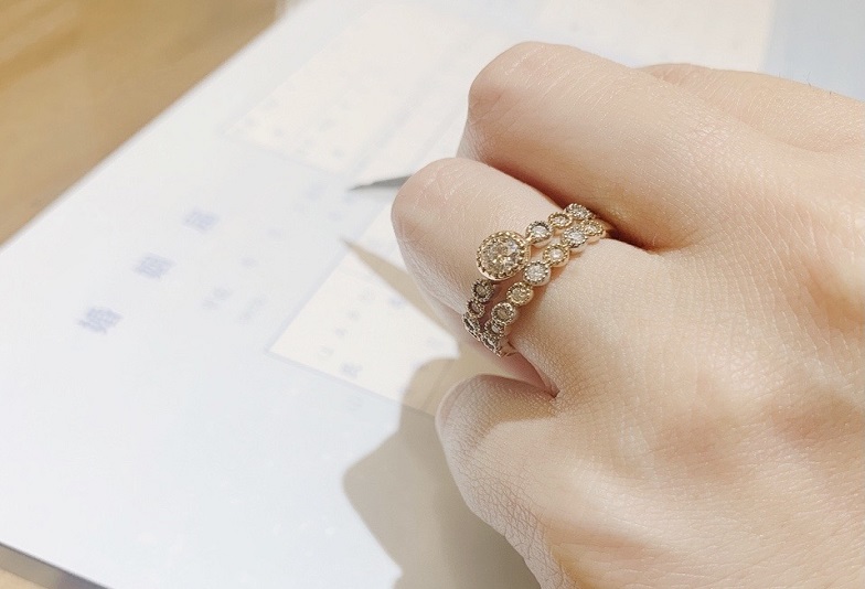 【京都府・四条烏丸】カップルに人気な婚約指輪を重ね着けできるオシャレブランドをセレクトしてるブライダル専門店