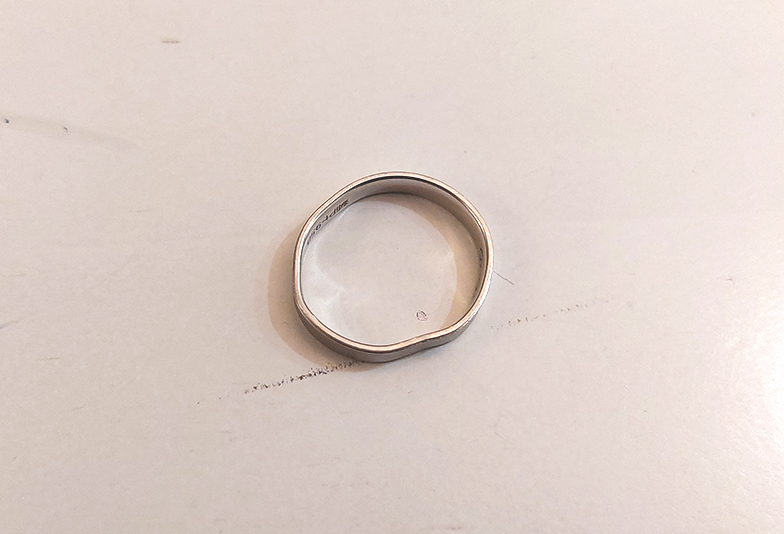 変形したプラチナ結婚指輪
