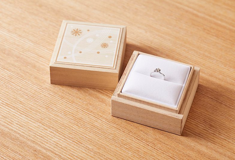 富山　プロポーズにオススメ！春夏秋冬の四季の美しさを表現したブランド「萬時」の婚約指輪とは？