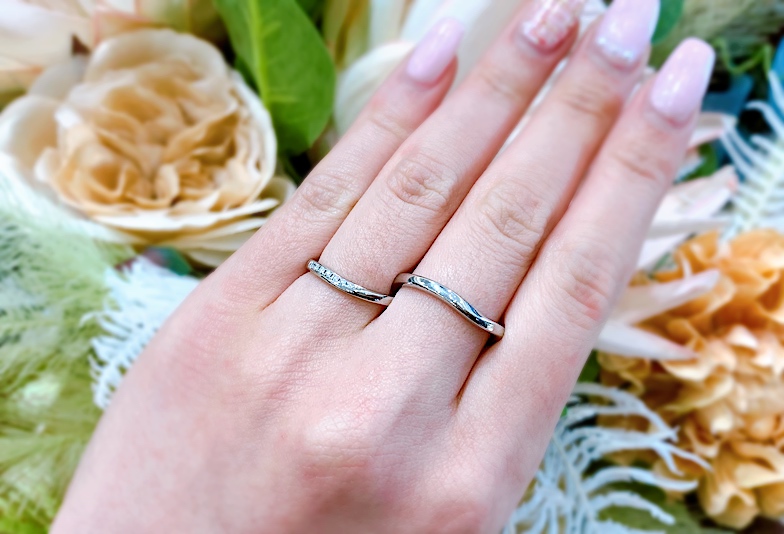 ウェーブタイプの結婚指輪、指が綺麗に見える結婚指輪、人気のウェーブタイプの結婚指輪