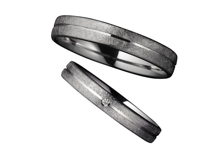 和紙をイメージさせるようなアイスマット仕上げが特徴的な結婚指輪