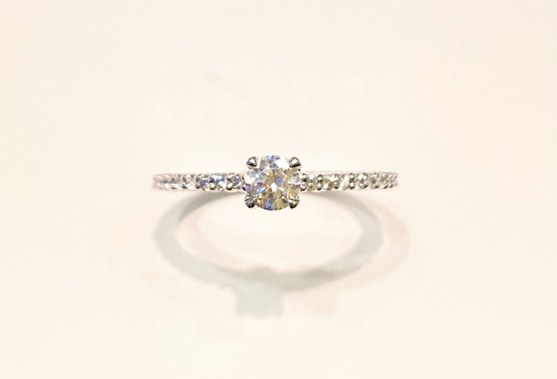 メレダイヤモンドありのデザインの婚約指輪