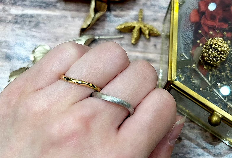 福井市で人気のウェーブの結婚指輪バウム