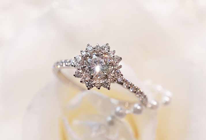 【浜松市】婚約指輪の主役はダイヤモンド！意外と知られていないその意味合いとは