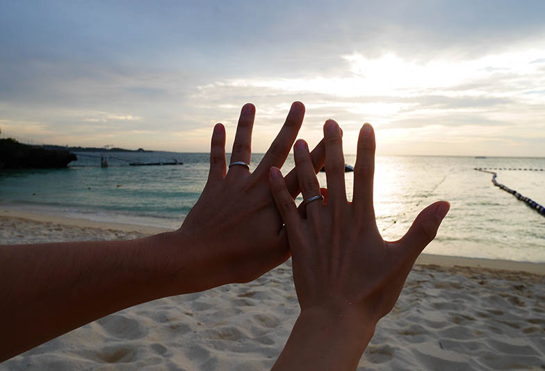 結婚指輪を見に着けている二人の手