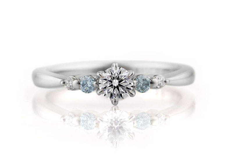 アイスブルーダイヤモンドの婚約指輪