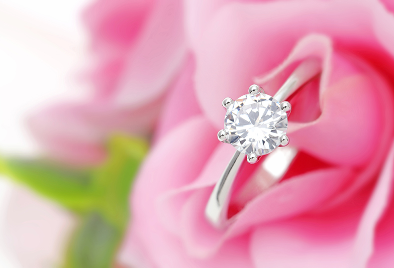 ピンクの花と婚約指輪