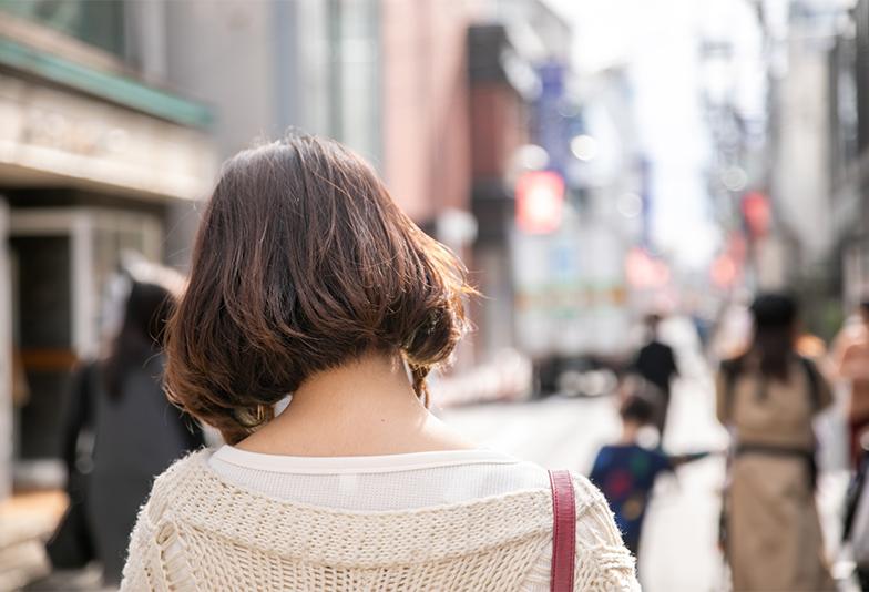 町中を歩く女性の後ろ姿