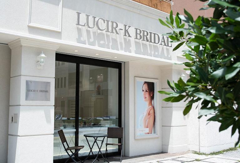 白い外観が特徴的なセレクトジュエリーショップ“LUCIR-K BRIDAL浜松”