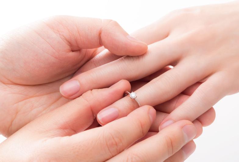 【静岡プロポーズ】彼女の指のサイズが分からなくても婚約指輪を贈る方法とは