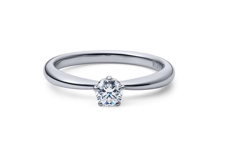 シンプルな婚約指輪は王道デザインで根強い人気があります。