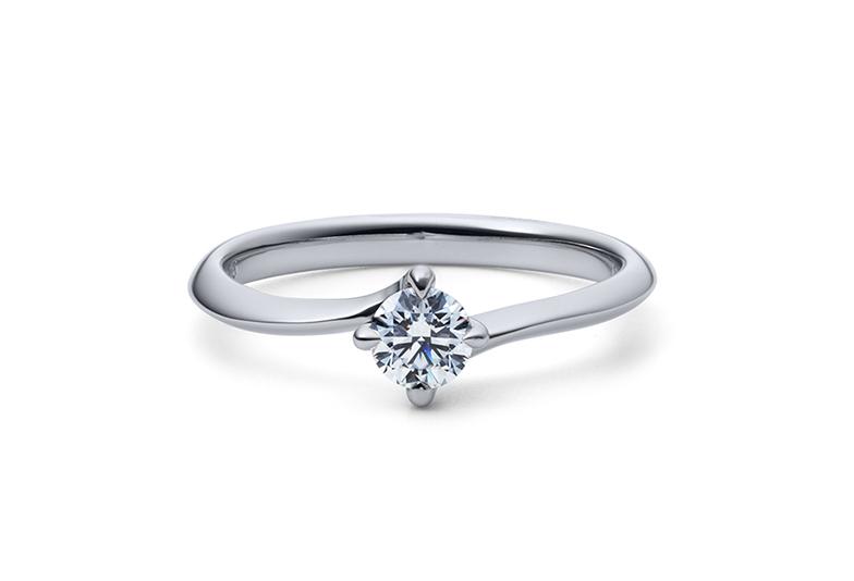 ダイヤモンドを抱きかかえるかのようなアームの流れが美しい婚約指輪。