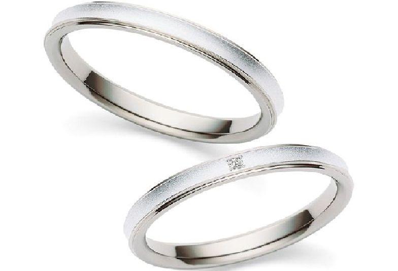 hare 結婚指輪（女性用） ¥51,700（税込）～ 結婚指輪（男性用） ¥49,500（税込）～ 今日は二人でどこいこう　晴れた日の楽しい計画 つや消しのプラチナで、晴れた日の白くかがやく雲を表現