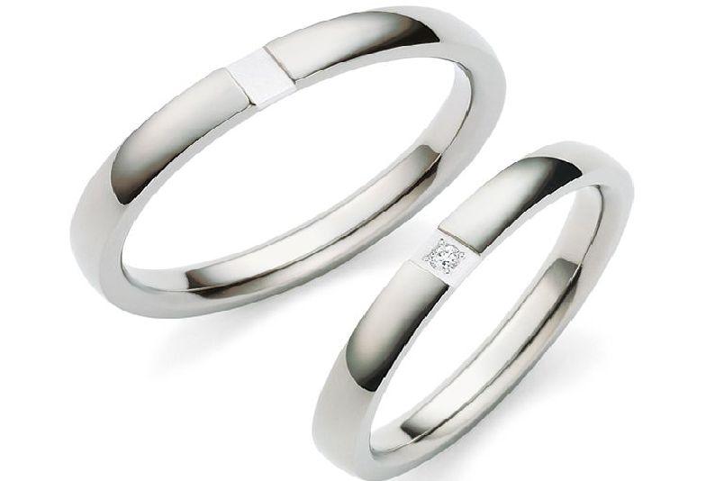 結婚指輪（女性用） ¥28,600（税込）～ 結婚指輪（男性用） ¥22,000（税込）～ 帰るところが同じ　あなたの待つ窓の灯り 特徴的なプラチナのパーツで、窓の灯りを表現