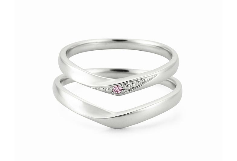 一石のピンクダイヤモンドが控えめにもしっかりと存在感のある結婚指輪です。