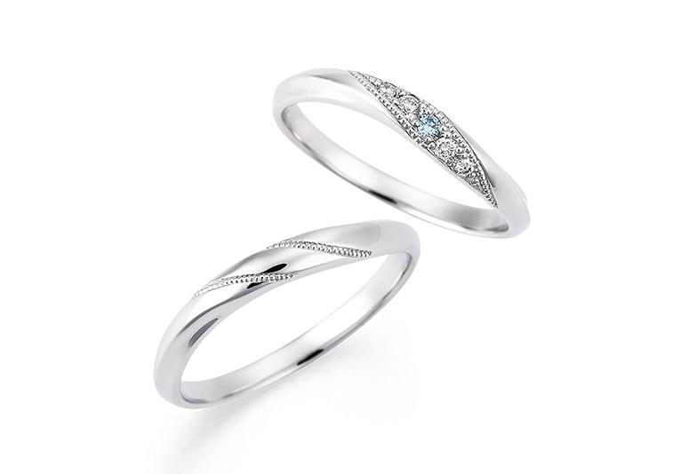 華やかなダイヤモンドの輝きの中に光るアイスブルーダイヤモンドがとってもキュート。