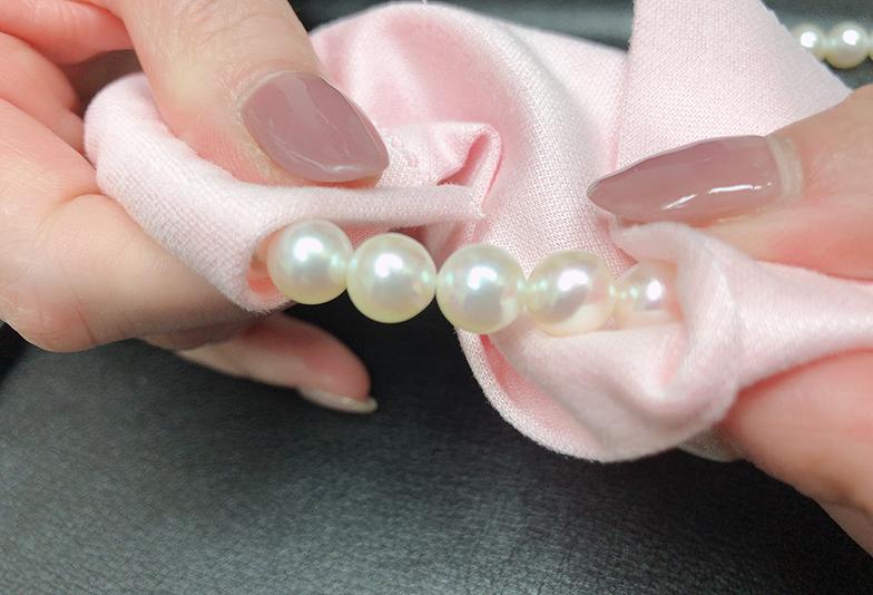 汗や皮脂に弱い真珠は、使用後は必ずクロスで汚れを拭き取ります。