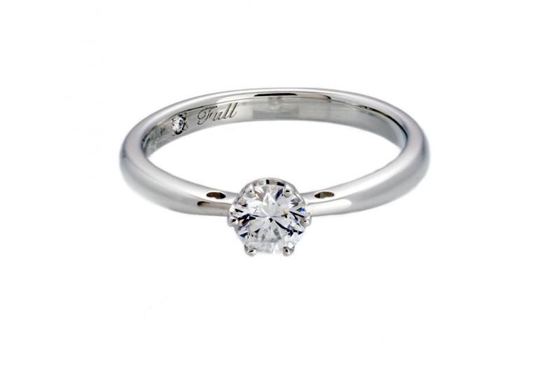 シンプルな婚約指輪はどんなシーンでも身に着けやすいデザインです。