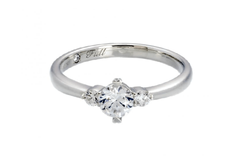 両サイドのメレダイヤモンドが可愛らしい印象の婚約指輪