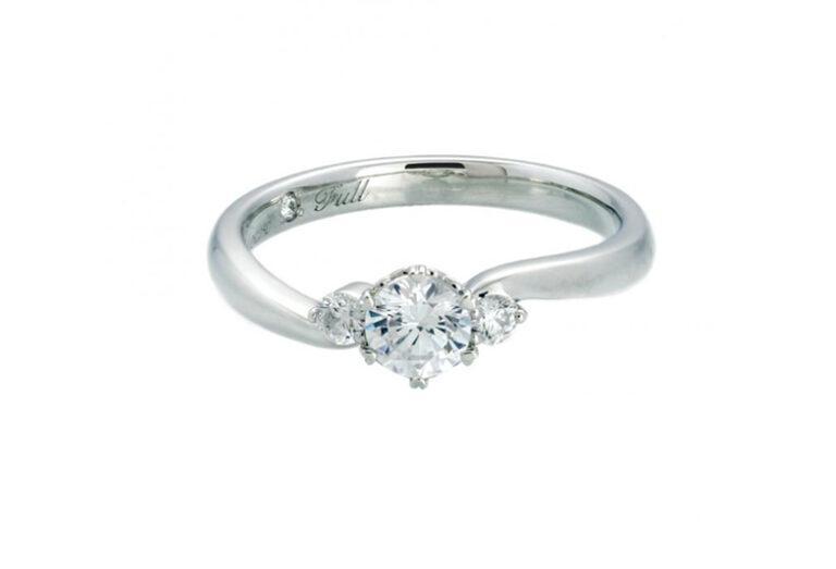 ダイヤモンドを留める爪がハートモチーフになっているキュートな婚約指輪