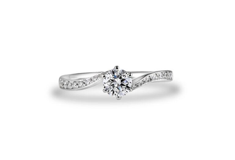 華奢なアームにダイヤモンドが連なるデザインが美しい婚約指輪