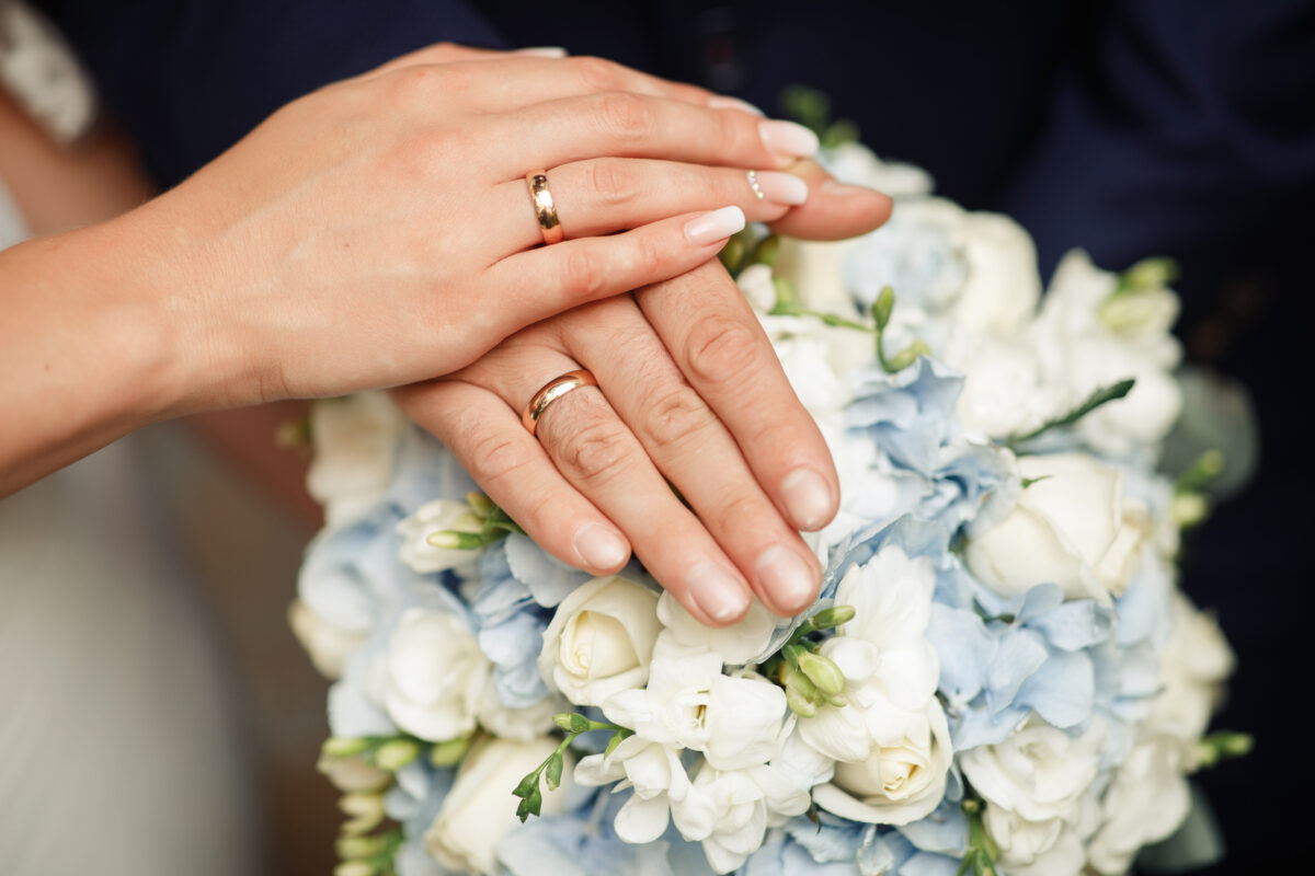 後悔しない結婚指輪選びのポイント!シンプルなストレートリングが人気の理由とは?